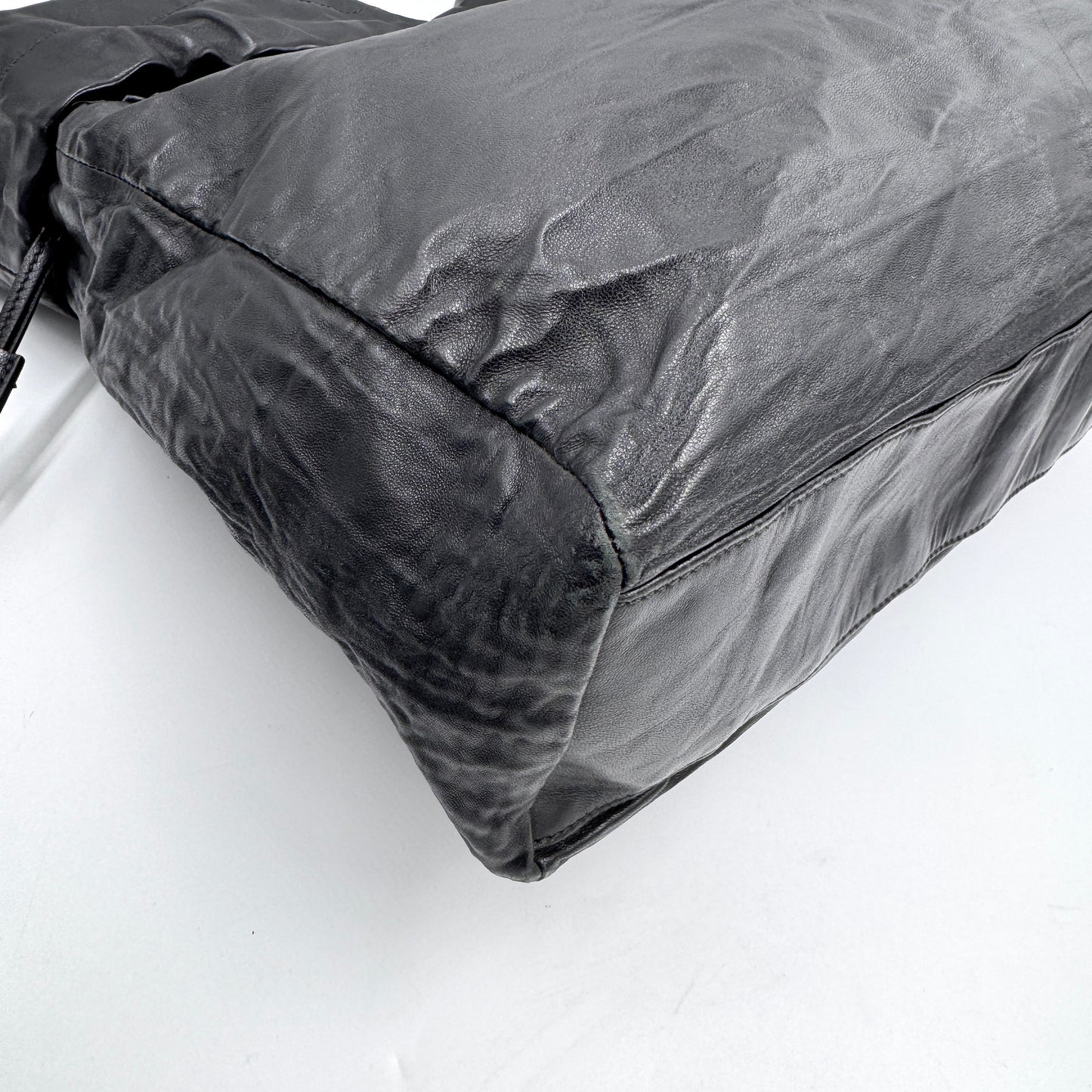 Prada 黑金牛皮托特包