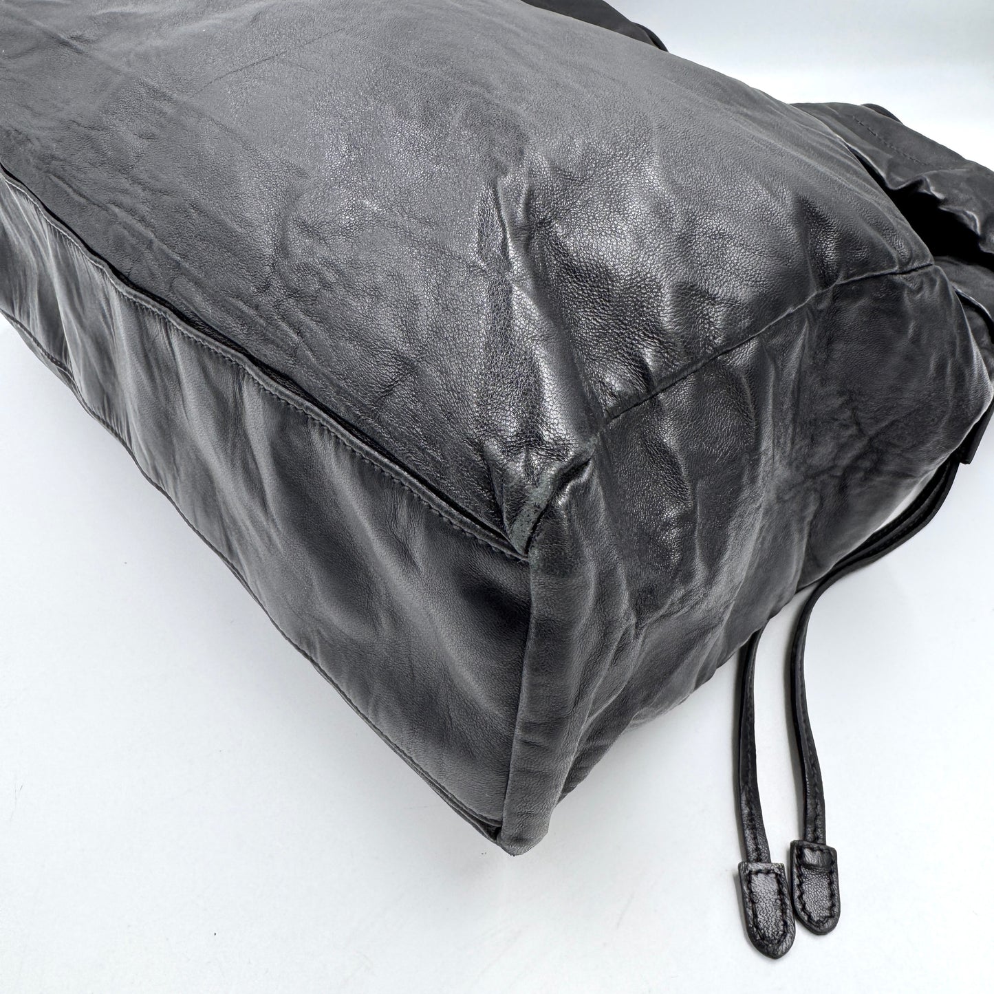 Prada 黑金牛皮托特包