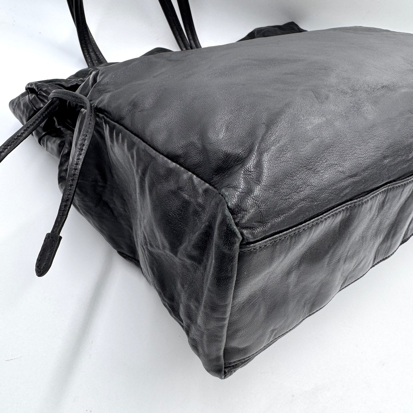 Prada 黑金牛皮托特包