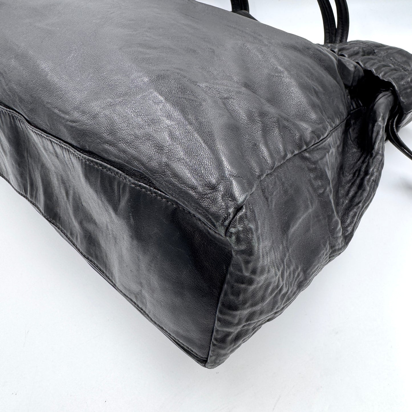 Prada 黑金牛皮托特包