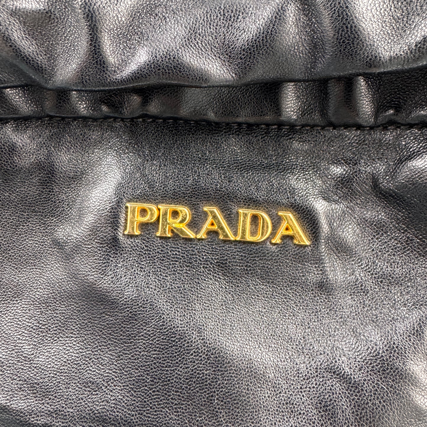 Prada 黑金牛皮托特包