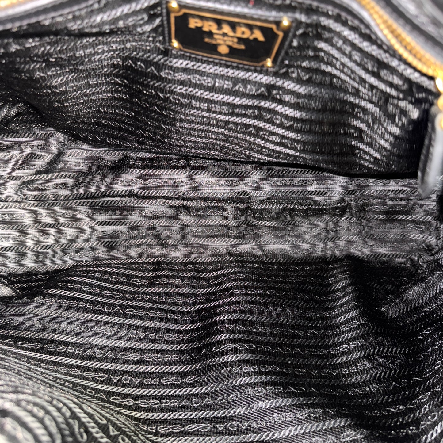 Prada 黑金牛皮托特包