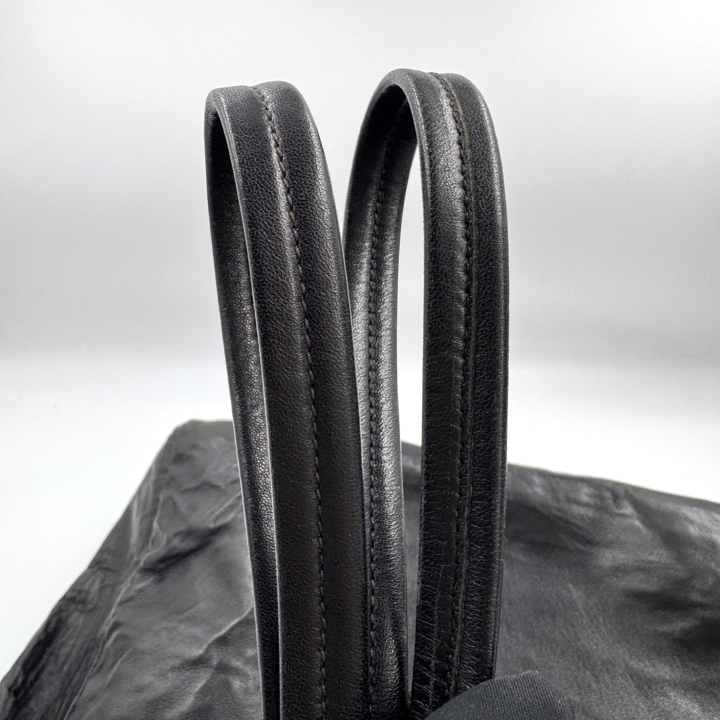 Prada 黑金牛皮托特包