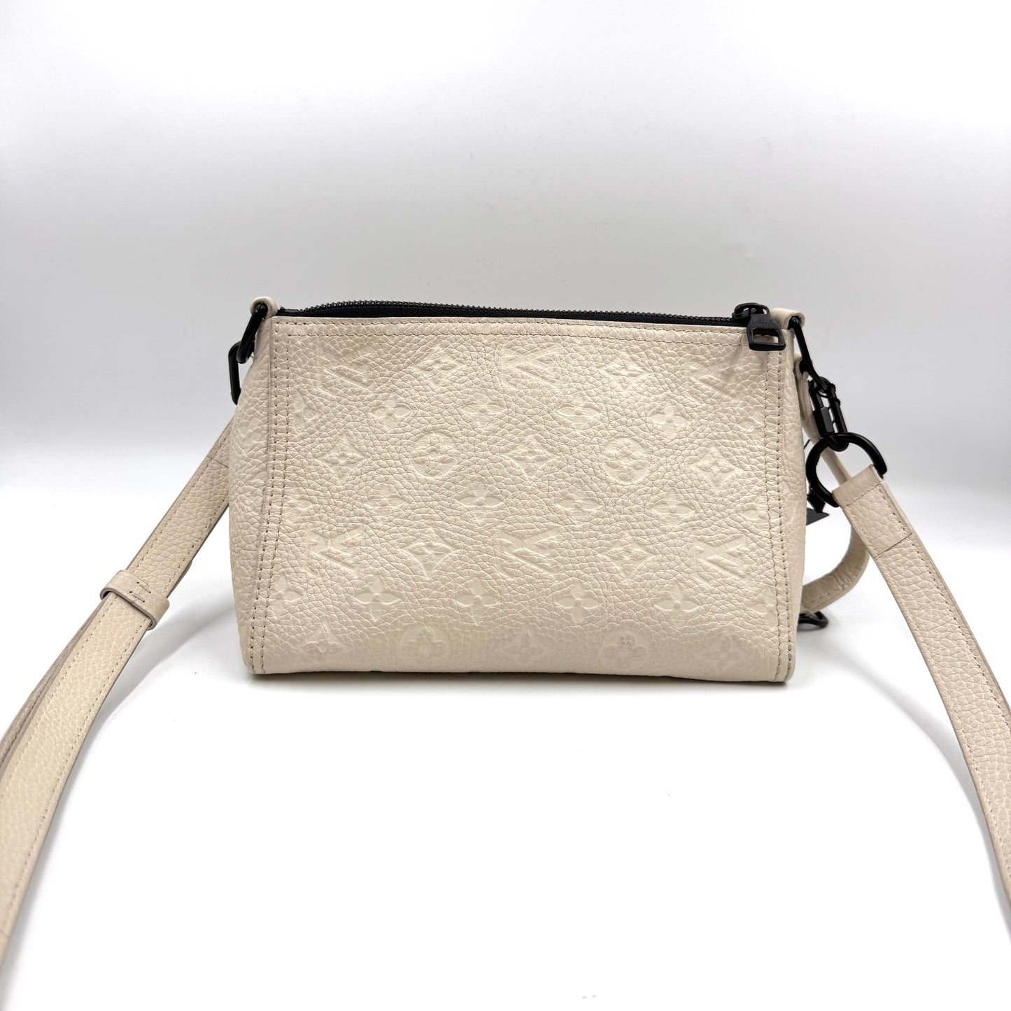 Louis Vuitton 白色壓紋三角包