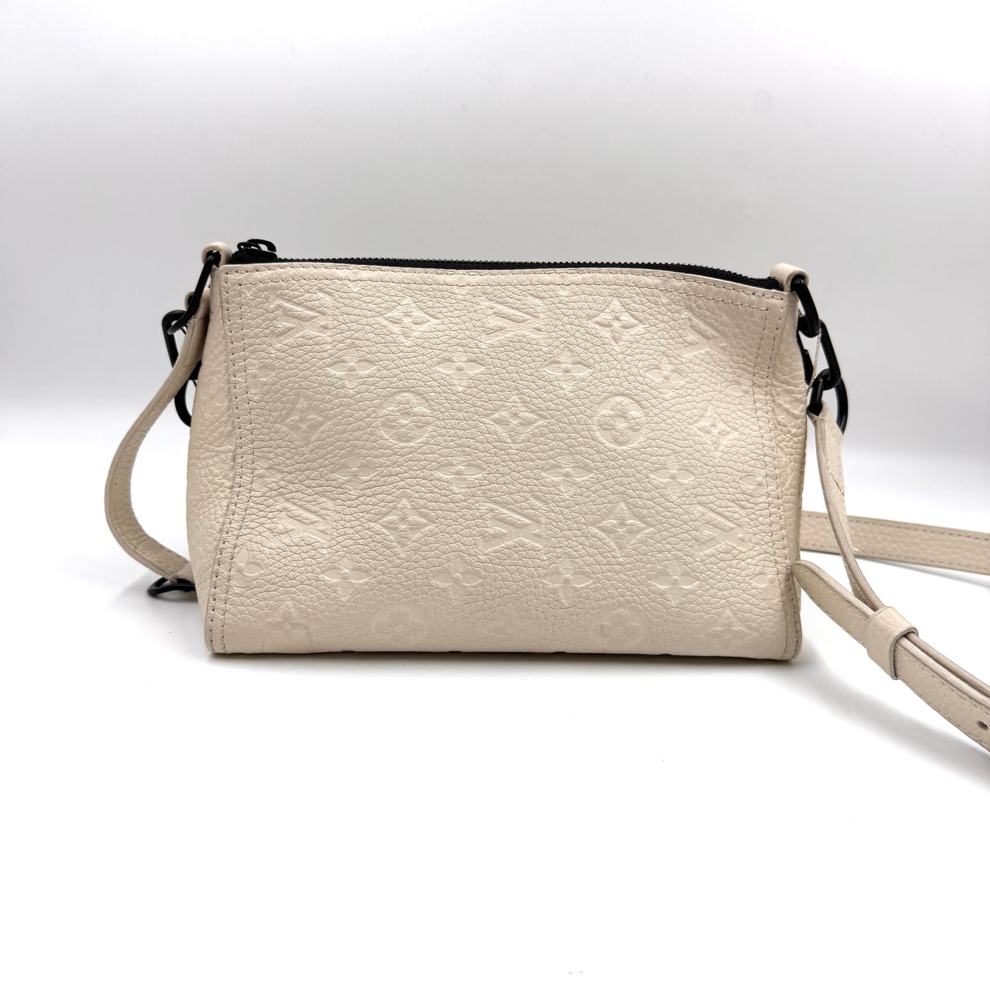 Louis Vuitton 白色壓紋三角包