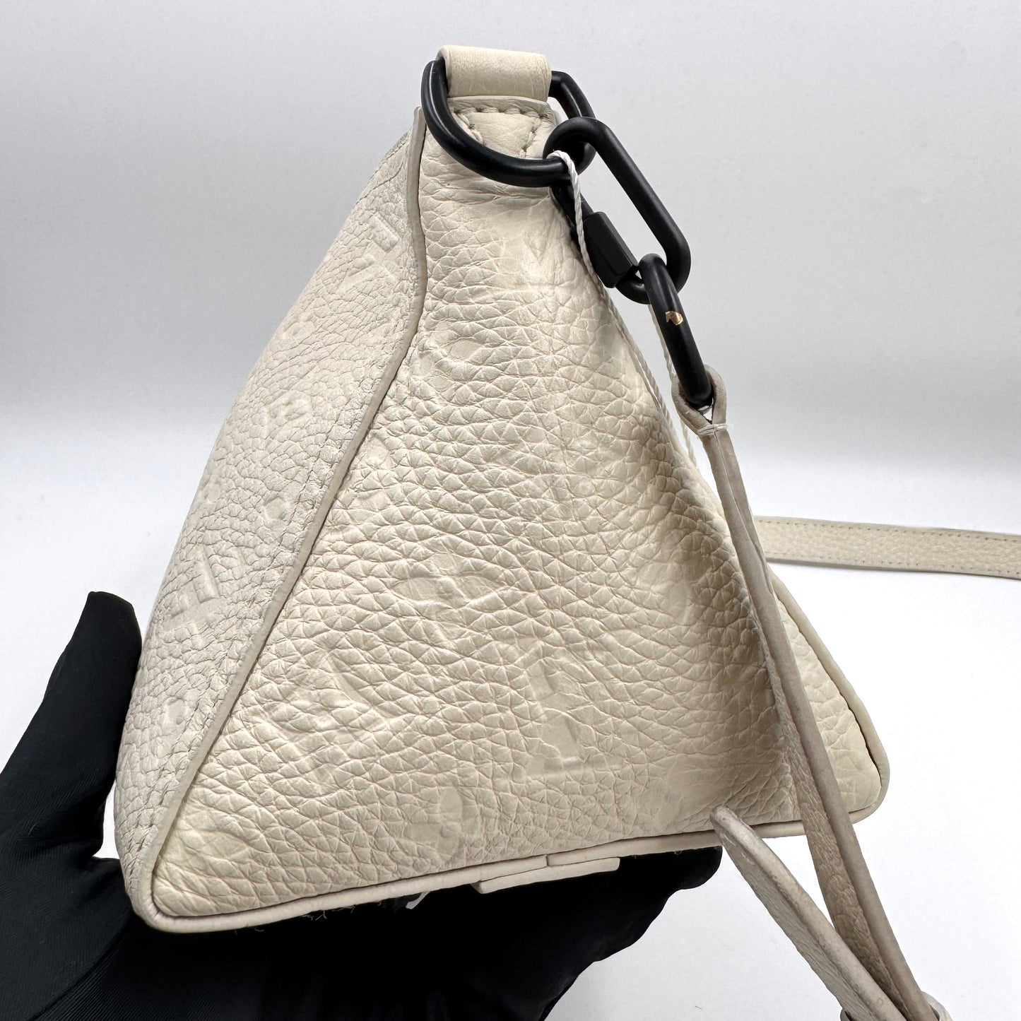 Louis Vuitton 白色壓紋三角包