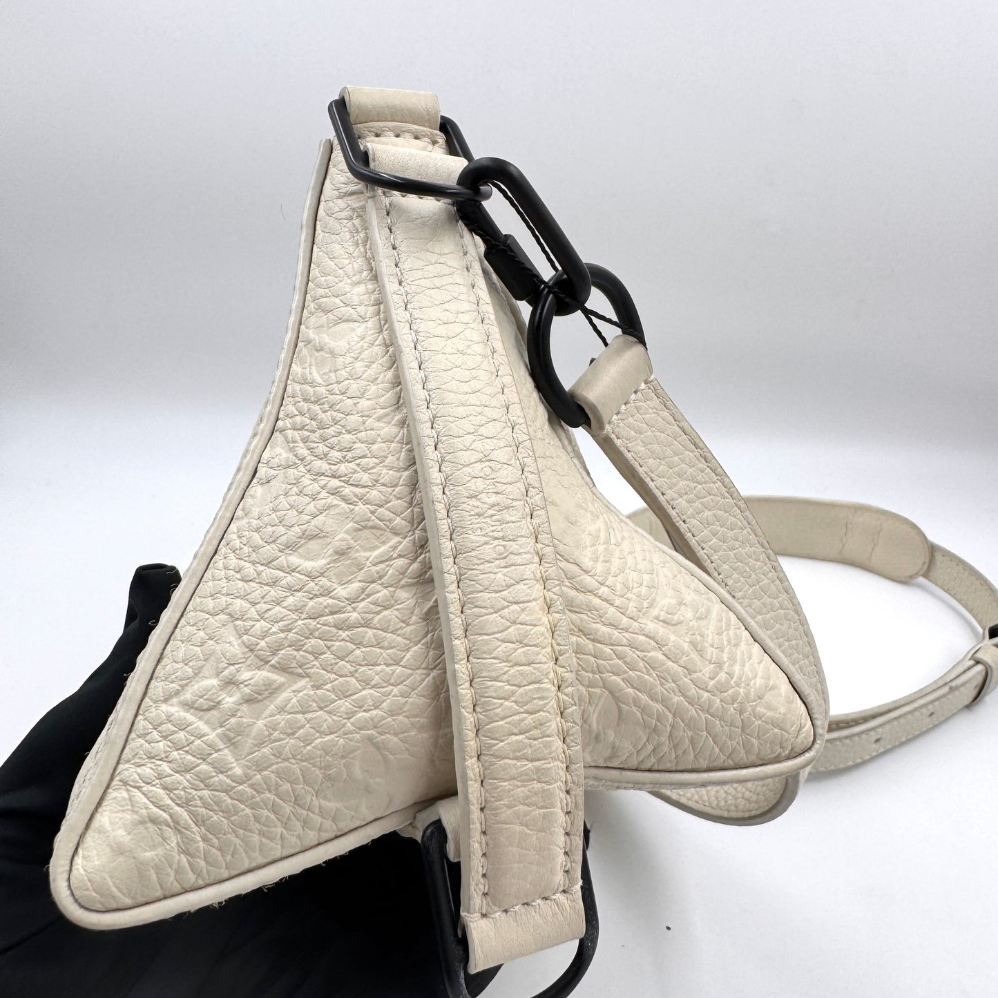 Louis Vuitton 白色壓紋三角包