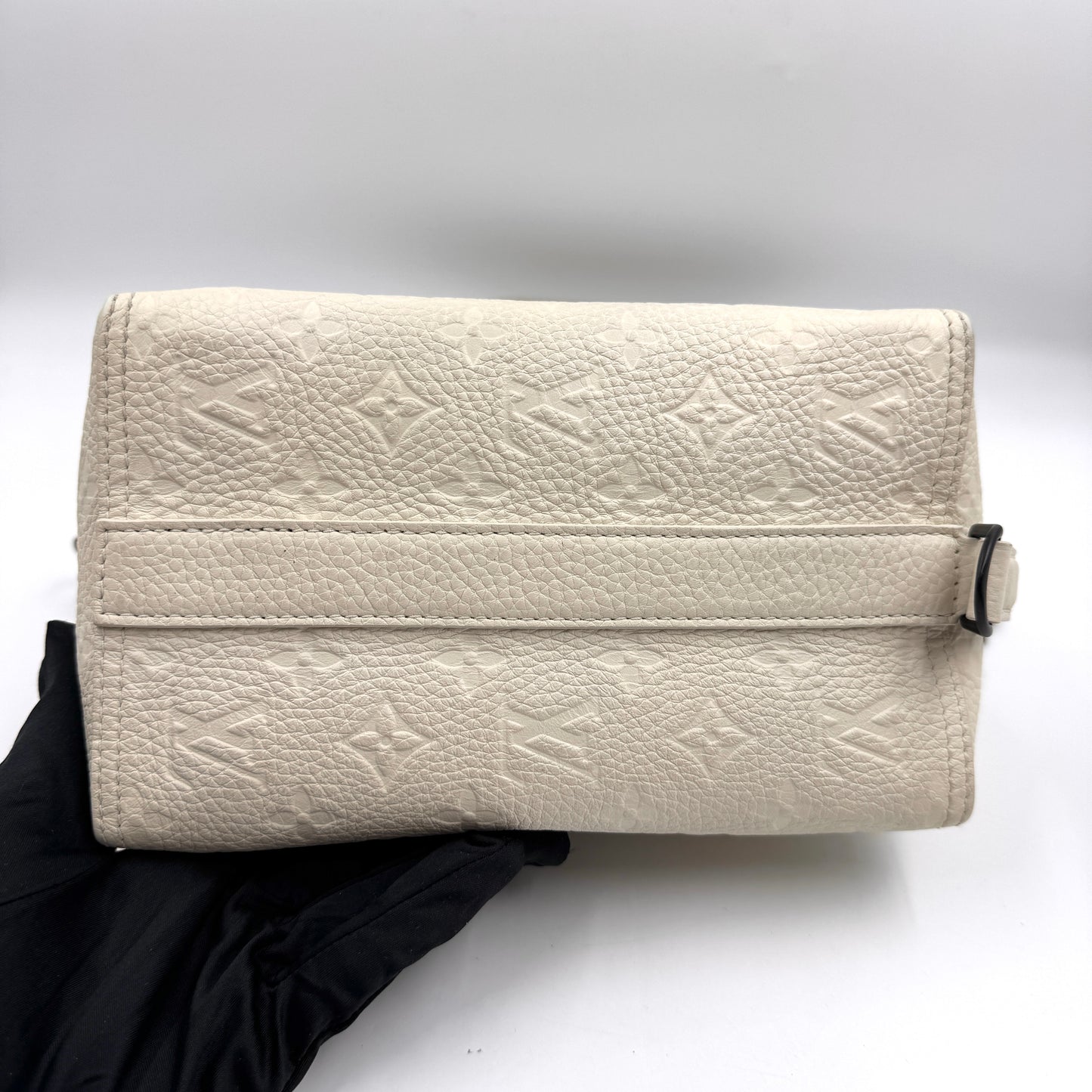 Louis Vuitton 白色壓紋三角包