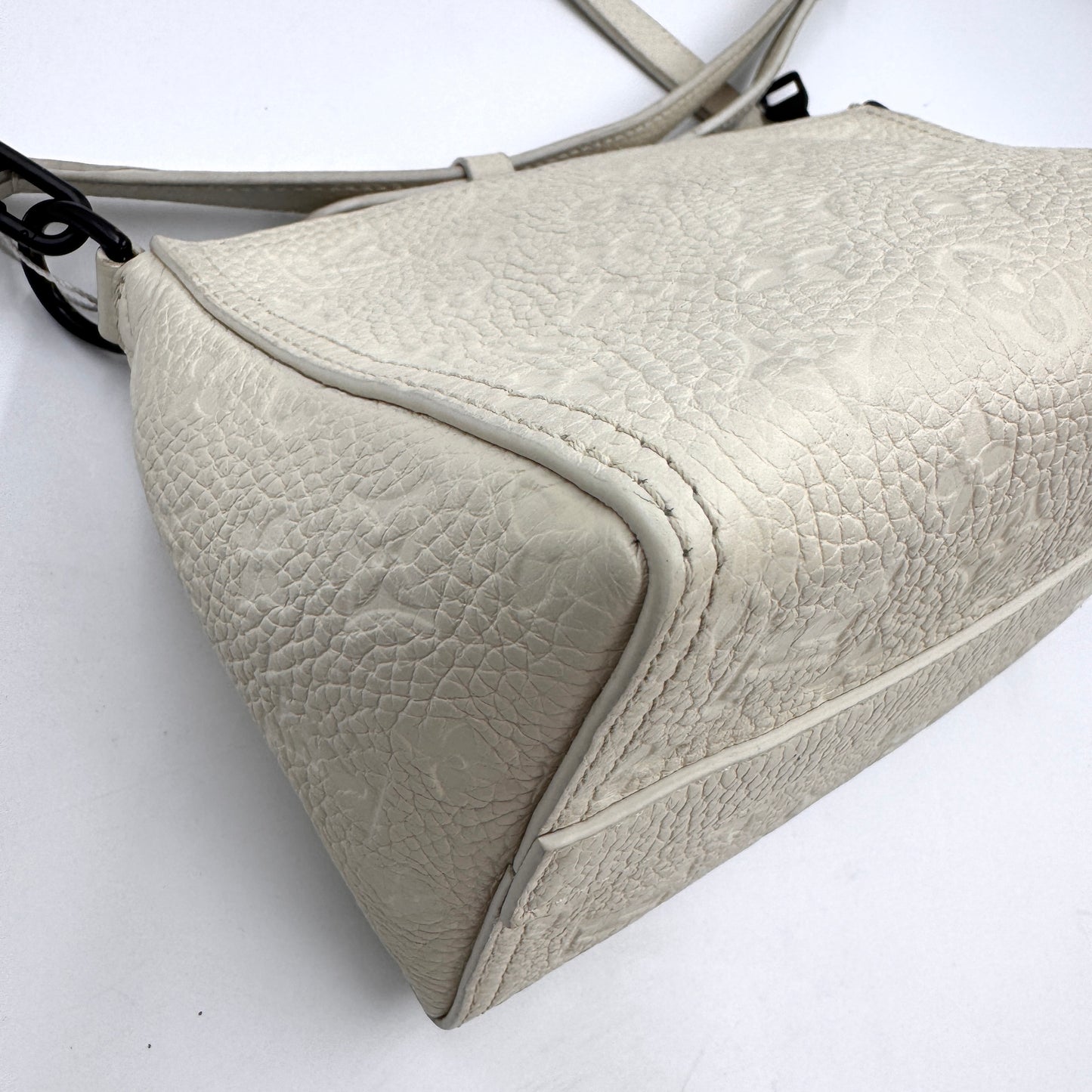 Louis Vuitton 白色壓紋三角包