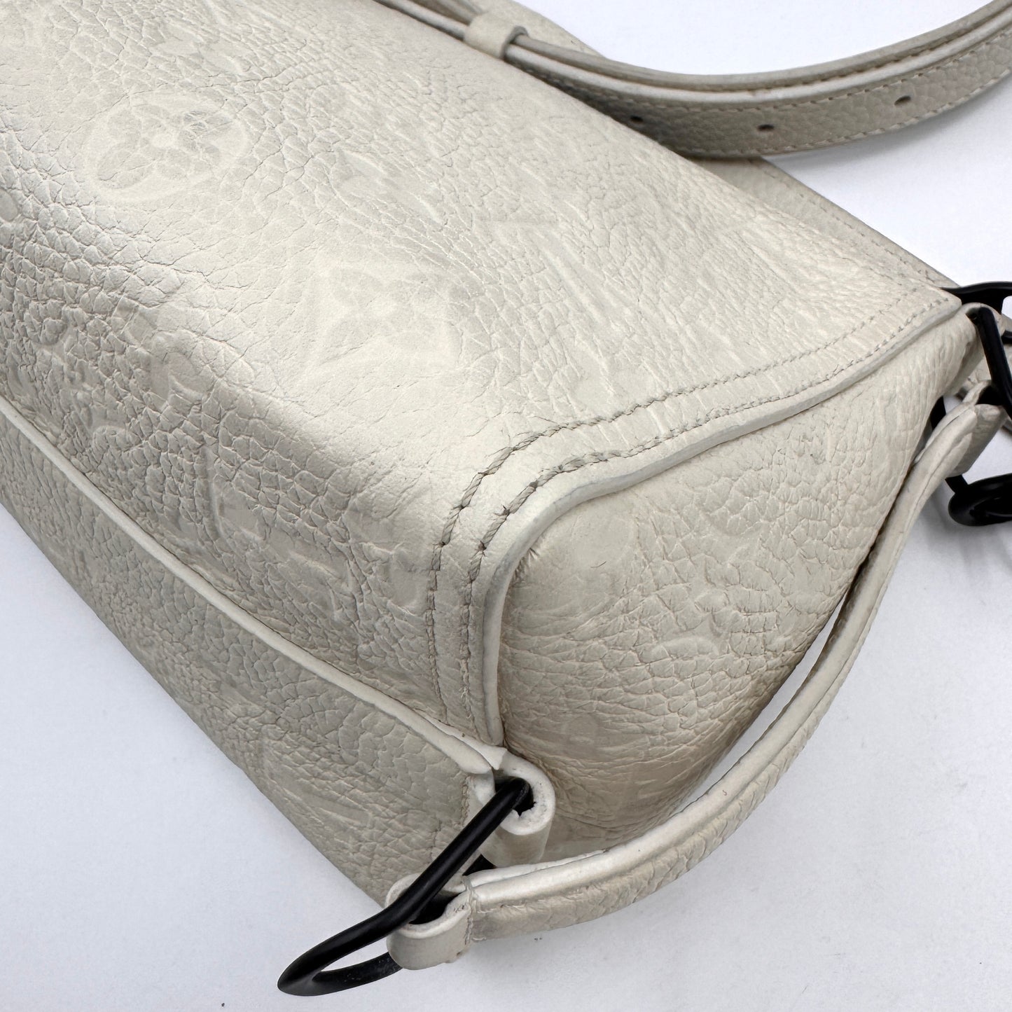 Louis Vuitton 白色壓紋三角包