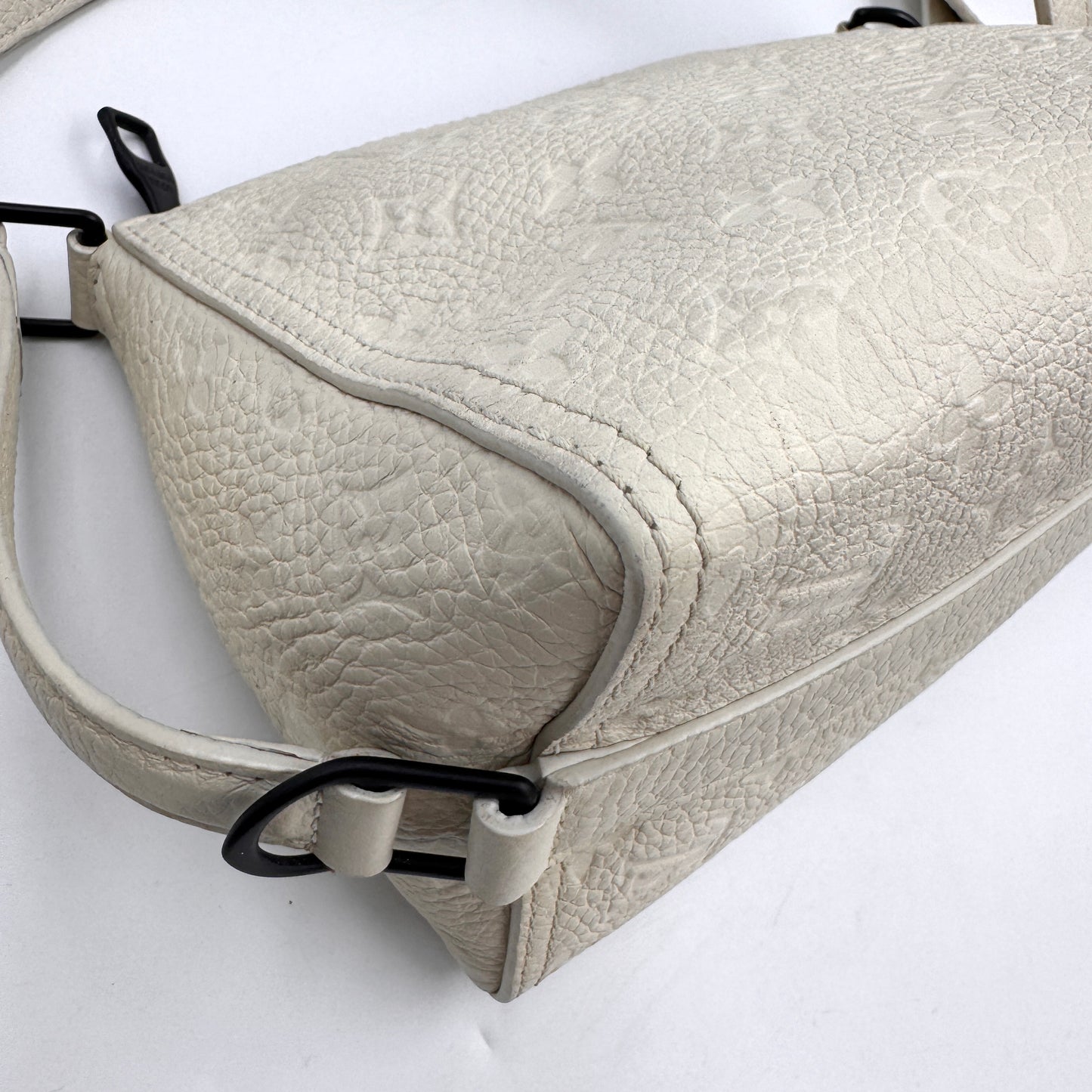 Louis Vuitton 白色壓紋三角包