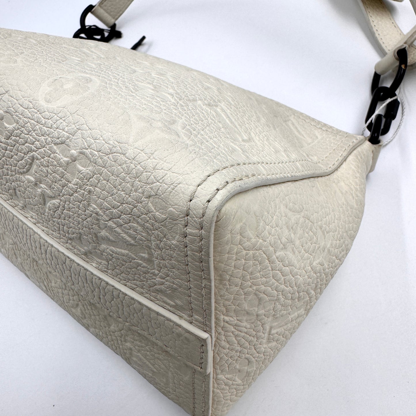 Louis Vuitton 白色壓紋三角包