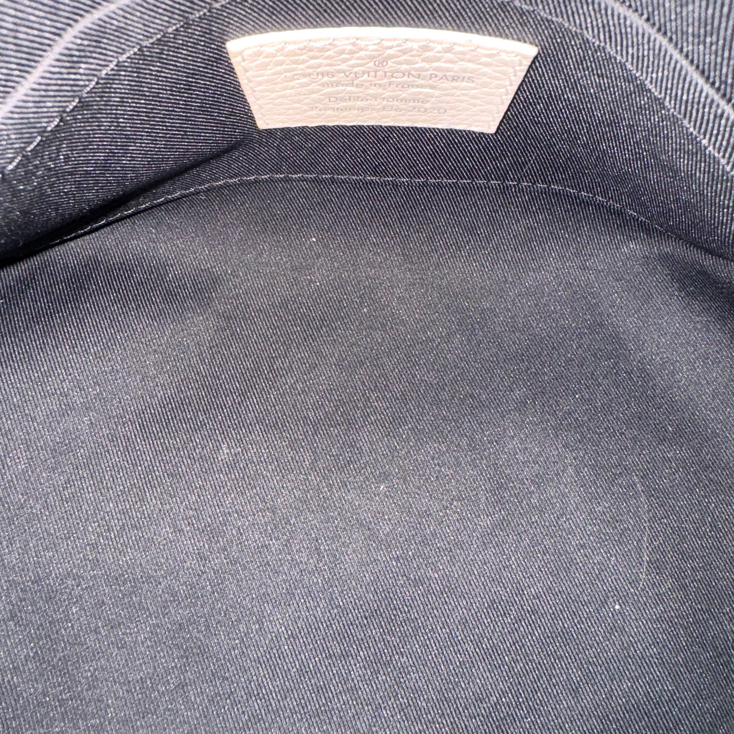 Louis Vuitton 白色壓紋三角包