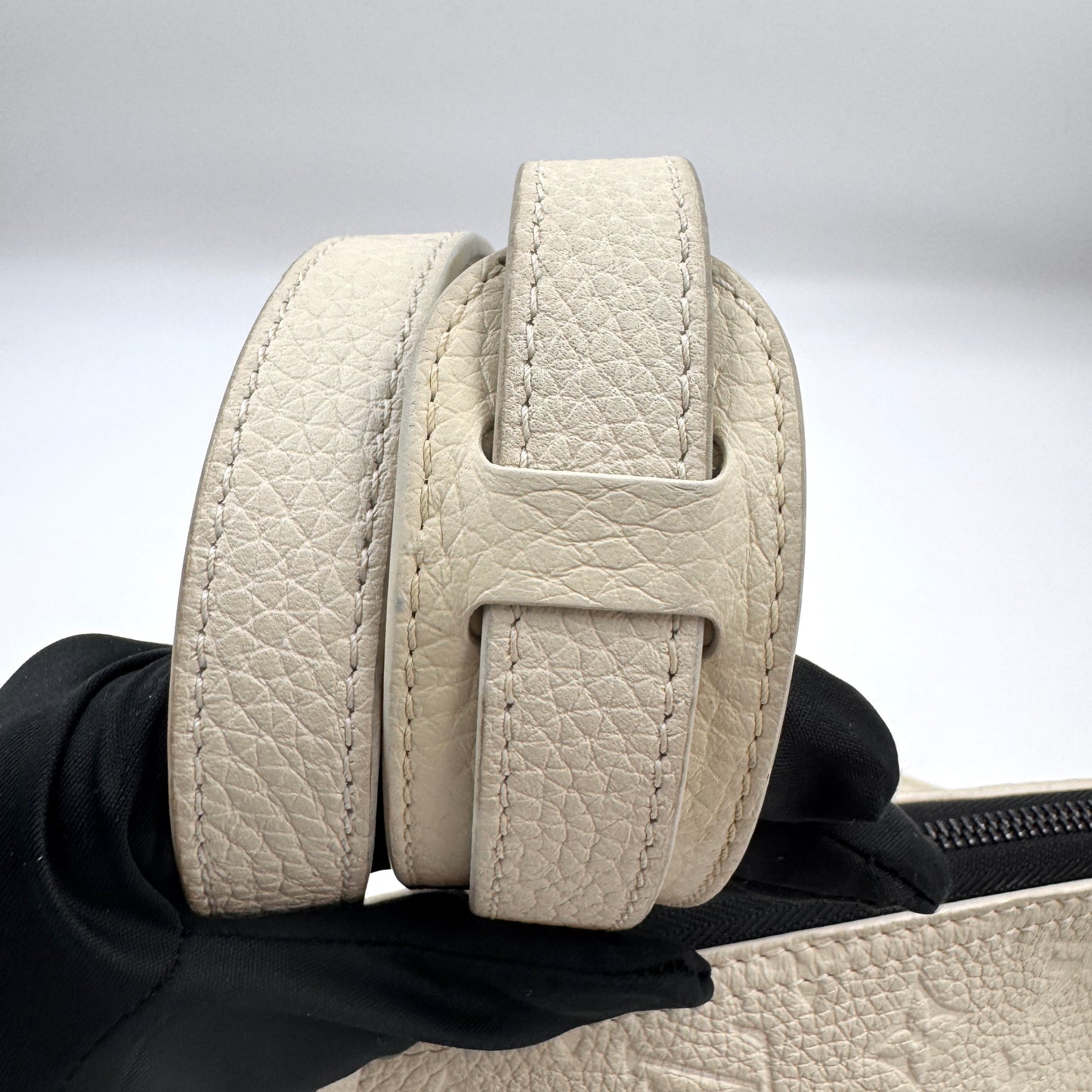 Louis Vuitton 白色壓紋三角包