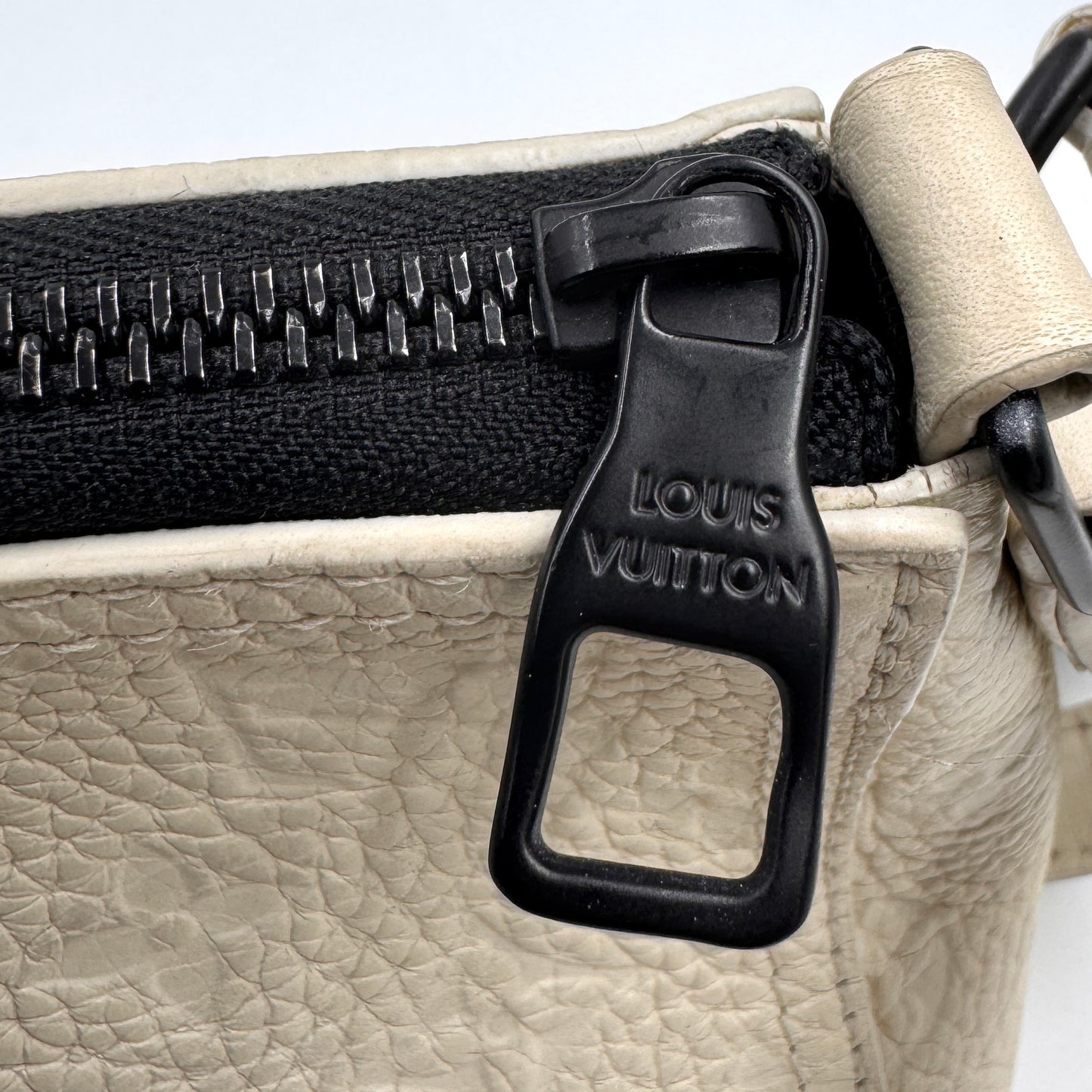 Louis Vuitton 白色壓紋三角包