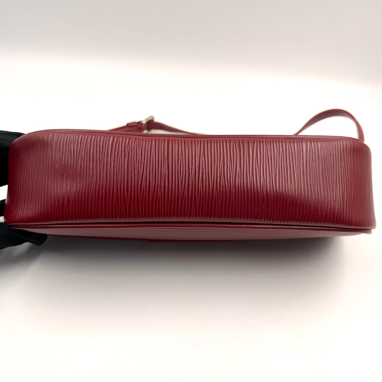 Louis Vuitton Epi Leather Shoulder Bag（腋下包）黑色水波紋